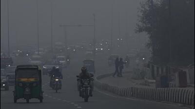 The CPCB classifies an AQI between 301 and 400 as ‘very poor’ and over 400 as ‘severe’. (Raj K Raj/HT Photo)