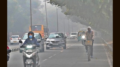 Commuters on their way amid heavy fog in Chandigarh on Monday morning. (Keshav Singh/HT) Commuters on their way amid heavy fog in Chandigarh on Monday morning. (Keshav Singh/HT)