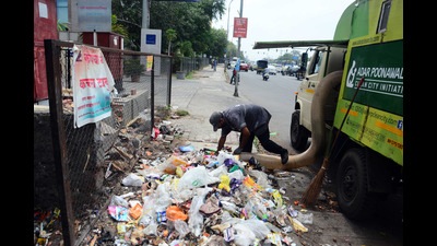 Every day, the city generates 22 metric tonnes of garbage. PMC had 12000 employees working on garbage collection and management. (HT FILE PHOTO)