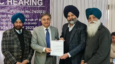 Federation of Industrial and Commercial Organisation (FICO) president Gurmeet Singh Kular and head of the sewing machine division Gurmukh Singh Rupal submitted a memorandum to chairperson of the PSERC Viswajeet Khanna at a public hearing in Ludhiana on Monday. (HT PHOTO)