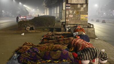 Gurugram, India-January 06, 2023: Homeless people sleeping under the rapid metro pillar on a cold winter night at Sikandarpur metro station near city court, in Gurugram, India, on Friday, 06 January 2023. (Photo by Parveen Kumar/Hindustan Times)(Pic to go with Leena Dhankar's story)) Gurugram, India-January 06, 2023: Homeless people sleeping under the rapid metro pillar on a cold winter night at Sikandarpur metro station near city court, in Gurugram, India, on Friday, 06 January 2023. (Photo by Parveen Kumar/Hindustan Times)(Pic to go with Leena Dhankar's story))