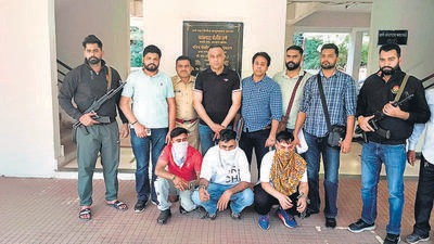 Kalyan, India - January 09, 2023: In a joint operation between Punjab Police and Maharashtra ATS units in Mumbai, Thane, Kalyan, the police arrest three sharp shooters belonging to Harvinder Singh alias Rinda and Sonu Khatri gang from a hideout, in NRC Colony, Ambivali, Kalyan, India, on Monday, January 09, 2022. (Photo by Pramod Tambe/HT Photo). (HT PHOTO) Kalyan, India - January 09, 2023: In a joint operation between Punjab Police and Maharashtra ATS units in Mumbai, Thane, Kalyan, the police arrest three sharp shooters belonging to Harvinder Singh alias Rinda and Sonu Khatri gang from a hideout, in NRC Colony, Ambivali, Kalyan, India, on Monday, January 09, 2022. (Photo by Pramod Tambe/HT Photo). (HT PHOTO)