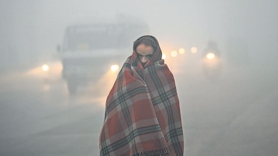 A cold wave is declared in the region when the minimum temperature is 4.5 degrees or more below the normal mark, or when it drops to 4°C or lower. (Sanchit Khanna/HT Photo) A cold wave is declared in the region when the minimum temperature is 4.5 degrees or more below the normal mark, or when it drops to 4°C or lower. (Sanchit Khanna/HT Photo)