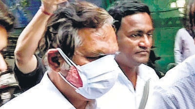 Mumbai, Dec 26 (ANI): Central Bureau of Investigation (CBI) officials produce Videocon chairman Venugopal Dhoot before the CBI court in connection with an alleged ICICI Bank-Videocon loan fraud case, in Mumbai on Monday. (ANI Photo) (ANI) Mumbai, Dec 26 (ANI): Central Bureau of Investigation (CBI) officials produce Videocon chairman Venugopal Dhoot before the CBI court in connection with an alleged ICICI Bank-Videocon loan fraud case, in Mumbai on Monday. (ANI Photo) (ANI)