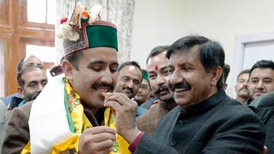 Newly appointed cabinet minister Vikramaditya Singh with Himachal Pradesh deputy chief minister Mukesh Agnihotri in Shimla on Monday. (ANI) Newly appointed cabinet minister Vikramaditya Singh with Himachal Pradesh deputy chief minister Mukesh Agnihotri in Shimla on Monday. (ANI)