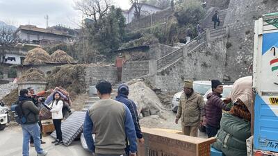Residents shift with their luggage to relief centres, in Joshimath. (HT) Residents shift with their luggage to relief centres, in Joshimath. (HT)