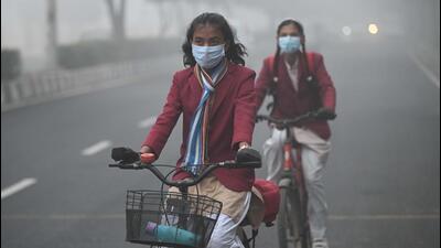 Students going to school on a winter morning in December in New Delhi. (Vipin Kumar/HT Photo)