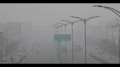 Vehicles ply amid dense fog in Patna on Monday. (Santosh Kumar/HT Photo) Vehicles ply amid dense fog in Patna on Monday. (Santosh Kumar/HT Photo)
