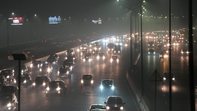 The national capital's 24-hour average air quality index (AQI) stood at 434 at 4 pm on Monday, worsening from 371 on Sunday. (PTI) The national capital's 24-hour average air quality index (AQI) stood at 434 at 4 pm on Monday, worsening from 371 on Sunday. (PTI)