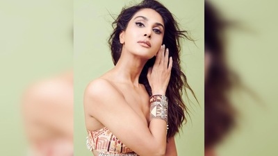 Vaani Kapoor picked this exquisite set from the designer label of Arpita Mehta. She paired her look with traditional funky jewellery by Lara Morakhia. (Instagram/@vaanikapoor) Vaani Kapoor picked this exquisite set from the designer label of Arpita Mehta. She paired her look with traditional funky jewellery by Lara Morakhia. (Instagram/@vaanikapoor)