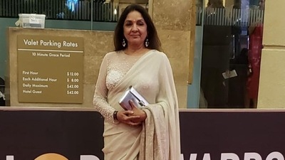 Throwback: When Neena Gupta represented India in an off-white saree at Golden Globes. (Instagram) Throwback: When Neena Gupta represented India in an off-white saree at Golden Globes. (Instagram)