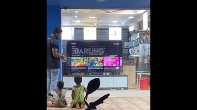 Storekeeper shuffling between different TV shows for homeless kids. (Twitter/@KaptanHindustan) Storekeeper shuffling between different TV shows for homeless kids. (Twitter/@KaptanHindustan)