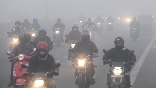 Vehicles ply on a road amid dense fog on a cold winter day, in New Delhi.(Amit Sharma)
