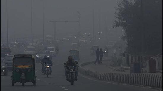 The CPCB classifies an AQI between 301 and 400 as ‘very poor’ and over 400 as ‘severe’. (Raj K Raj/HT Photo)