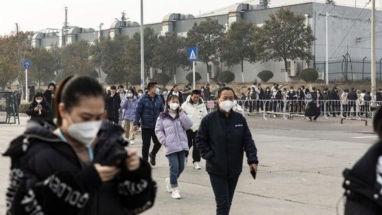 Covid In China: Employees during lunch hours in Zhengzhou, Henan province, China.(Bloomberg)