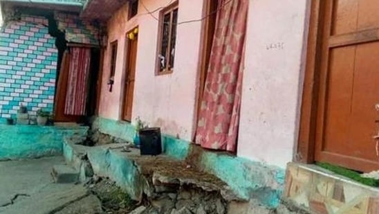 Cracks appearing at houses in Joshimath in Chamoli district. (PTI photo)(HT_PRINT)