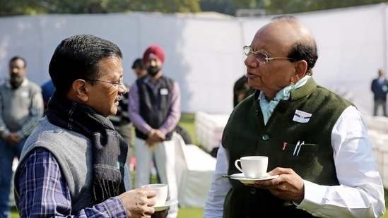 Delhi Lieutenant Governor Vinai Kumar Saxena interacts with chief minister Arvind Kejriwal at Raj Bhawan in New Delhi.(ANI File photo)
