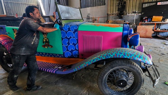 Jaipur: A worker gives final touches to antique car made of scraps and waste material before participating in an Auto Expo at a workshop, in Jaipur, Sunday, Jan 8, 2023. (PTI Photo)