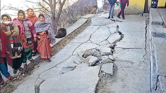 People affected by the gradual ‘sinking’ of Joshimath in Chamoli district of Uttarakhand. (PTI)