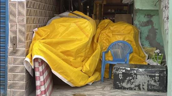 People vacating their unsafe houses and loading their belongings in commercial vehicles to take shelter in relief camps (HT Photo)