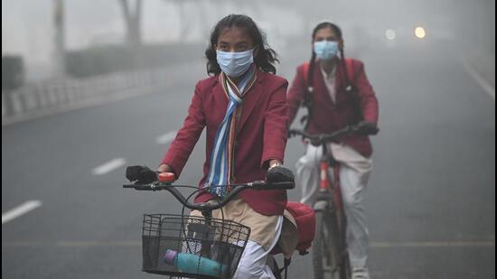 Students going to school on a winter morning in December in New Delhi. (Vipin Kumar/HT Photo)