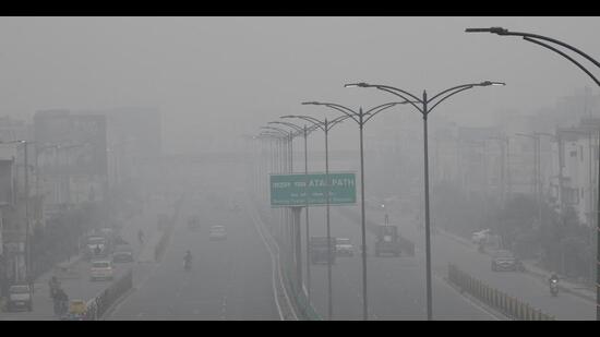 Vehicles ply amid dense fog in Patna on Monday. (Santosh Kumar/HT Photo) Vehicles ply amid dense fog in Patna on Monday. (Santosh Kumar/HT Photo)