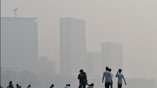 View of Mumbai’s skyline engulfed in smog from Marine Drive. Gufran Beig, founder and project director, SAFAR and chair professor, NIAS, IISc, said, “The slight improvement in the AQI can be seen as surface wind speed has increased and direction is also coming from the ocean. This is just a temporary relief though.” (HT PHOTO)