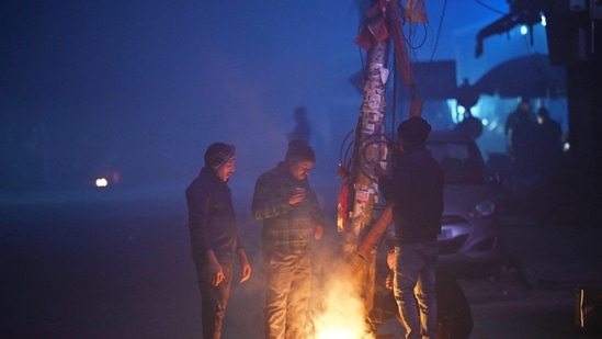 At 5:30 am on Monday, the visibility recorded in Punjab's Bhatinda was 0 metre, Amritsar 25 metres, and Ambala 25 metres. Hissar saw a visibility at 50 metres. In Delhi's Safdarjung, the visibility was at 25 metres, while in Palam it was 50 metres.&nbsp;(Sanchit Khanna/Hindustan Times)