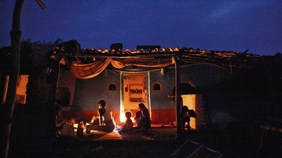 According to six eyewitnesses – his mother Appi Bai, his cousin and local social worker Sulochana Bai, and other family members Ambudi Pardi, Veer Singh, Ajab Pardi and Sarjudi Pardi – who registered their statements in court on May 26, 2017, Atmaram jumped into the river to avoid the police. 