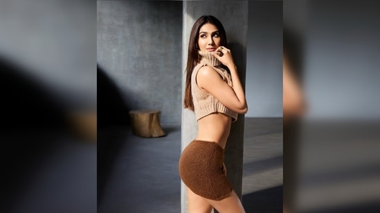 For her recent photoshoot, Vaani Kapoor donned a beige cropped sleeveless turtleneck and a brown mini low-rise warm skirt. (Instagram/@_vaanikapoor_)