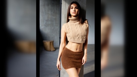 Vaani Kapoor flaunted her hourglass figure as she struck some jaw-dropping poses for the gram.(Instagram/@_vaanikapoor_)