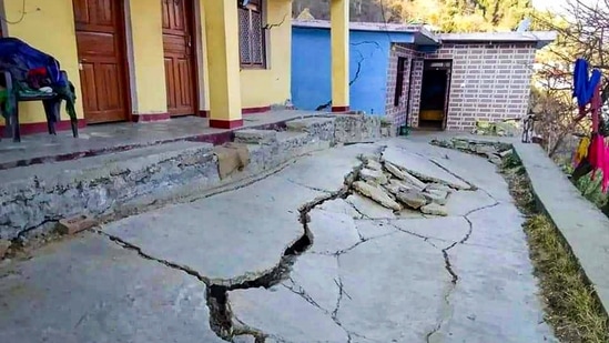 Joshimath: Cracks appear at a house due to landslides at Joshimath in Chamoli district of Uttarakhand.(PTI) Joshimath: Cracks appear at a house due to landslides at Joshimath in Chamoli district of Uttarakhand.(PTI)
