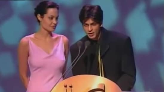 Shah Rukh Khan and Angelina Jolie at IIFA Awards in 2000. (Twitter/@yoongienthusias)