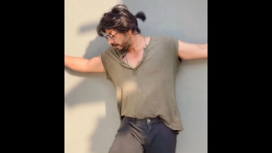 Shah Rukh Khan’s lookalike dancing to Jhoome Jo Pathaan from Pathaan.(Instagram/@ibrahim__qadri)