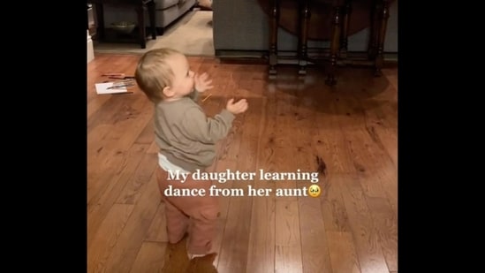 Toddler cutely imitating her aunt performing ballet in viral video. (Instagram/@reggieann_)
