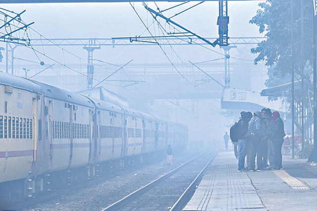 At Shivaji Bridge in New Delhi on Monday. At least 73 trains were also delayed by one hour or more, data shared by northern railways on Monday showed. (Sanchit Khanna/HT Photo) At Shivaji Bridge in New Delhi on Monday. At least 73 trains were also delayed by one hour or more, data shared by northern railways on Monday showed. (Sanchit Khanna/HT Photo)