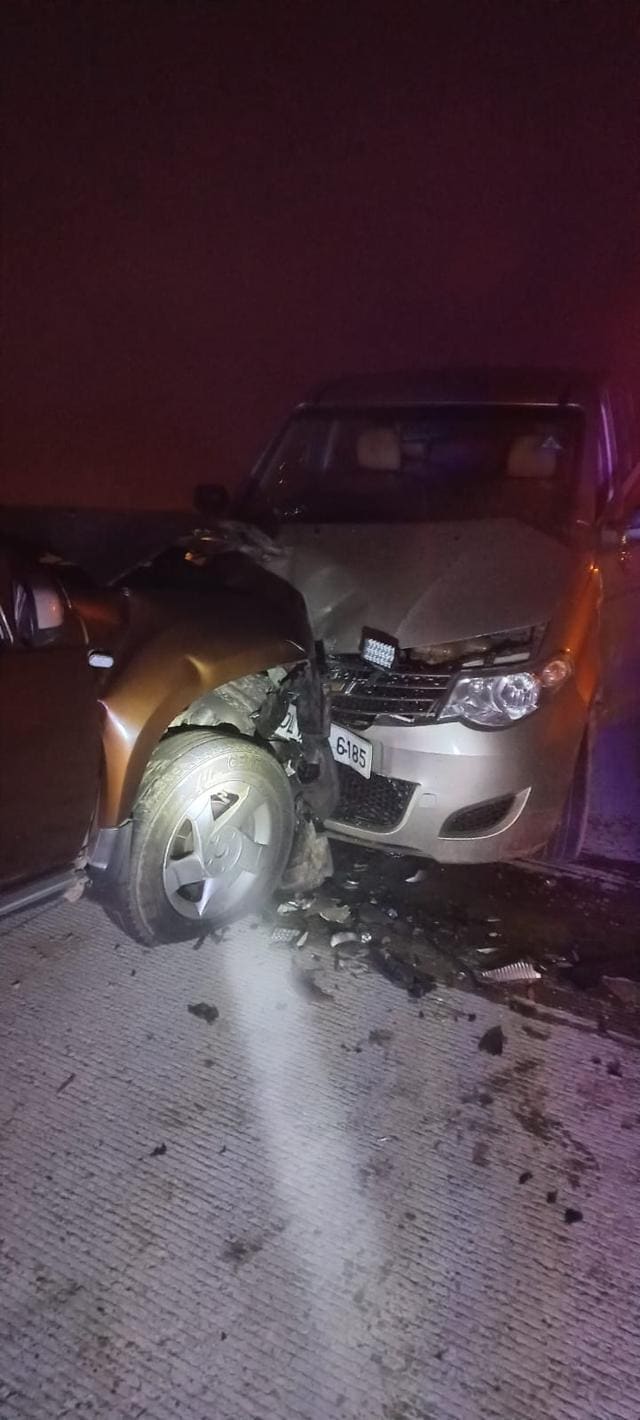 A Renault Duster SUV collided with a Chevrolet Enjoy amid fog, 700 metres from the zero point on the Yamuna Expressway. (HT Photo)