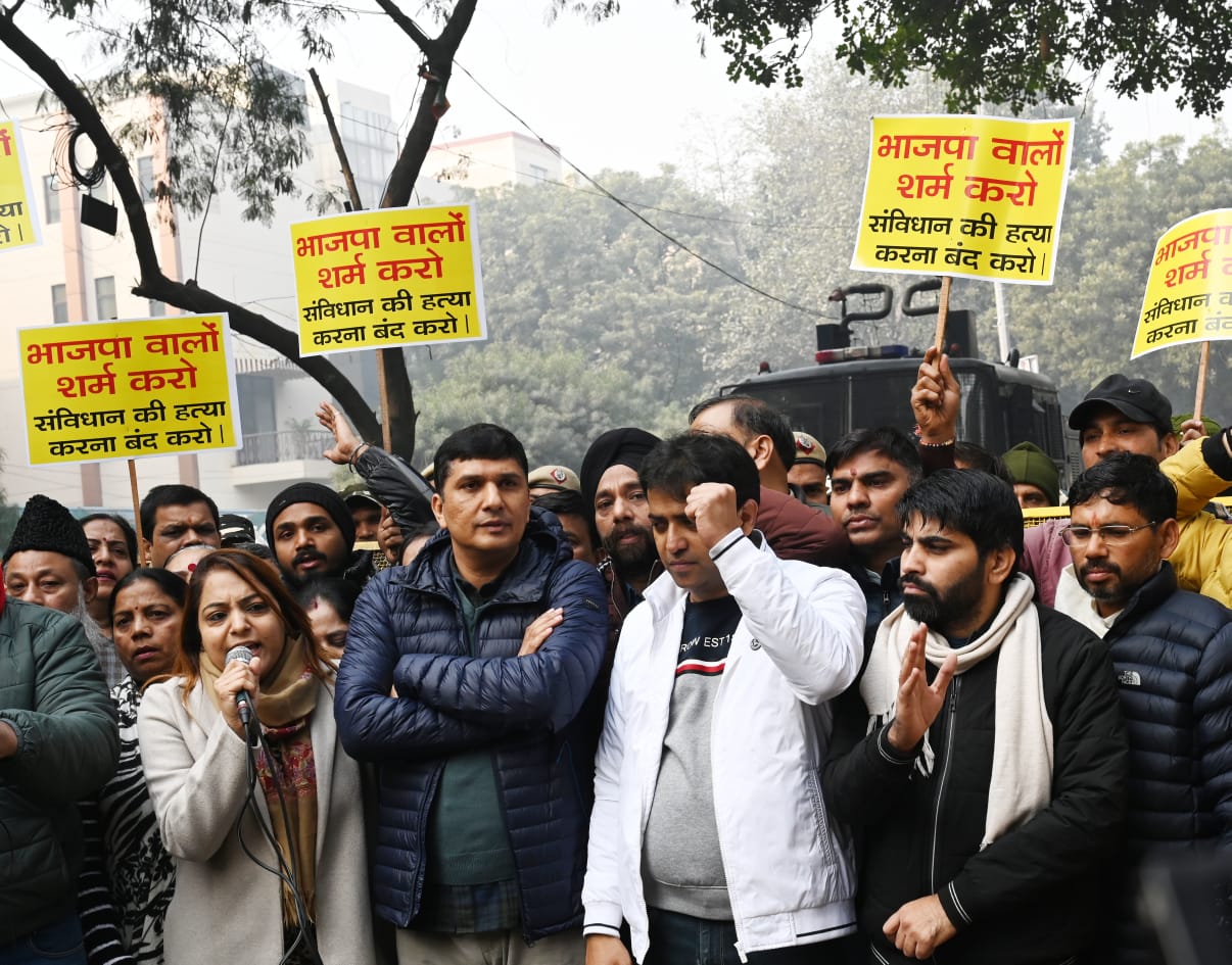 AAP protests at BJP HQ against Delhi LG 