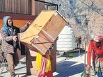 Local residents evacuate a building in Joshimath area of Uttarakhand’s Chamoli district on Tuesday. (PTI) Local residents evacuate a building in Joshimath area of Uttarakhand’s Chamoli district on Tuesday. (PTI)