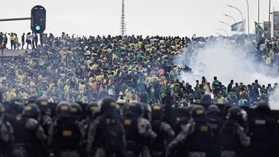 Security forces stand guard as Bolsanaro supporters demonstrate against President Lula da Silva, in Planalto Palace, in Brasilia, on January 8. Lula met with the leaders of both houses of Congress and the chief justice of the Supreme Court, and condemned what many called the South American country's version of the US Capitol riots in Washington, AFP reported. (Ueslei Marcelino / Reuters) Security forces stand guard as Bolsanaro supporters demonstrate against President Lula da Silva, in Planalto Palace, in Brasilia, on January 8. Lula met with the leaders of both houses of Congress and the chief justice of the Supreme Court, and condemned what many called the South American country's version of the US Capitol riots in Washington, AFP reported. (Ueslei Marcelino / Reuters)