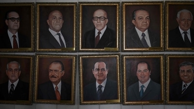 Vandalized paintings of Brazilian senator Renan Calheiros (centre, bottom) and ex-President Jose Sarney (bottom, second left) are seen amid paintings of other political figures, at Planalto Palace in Brasilia on January 9, Brazilian security forces locked down the area around Congress, the presidential palace and the Supreme Court after the incident triggered an international outcry. (Carl De Souza / AFP) Vandalized paintings of Brazilian senator Renan Calheiros (centre, bottom) and ex-President Jose Sarney (bottom, second left) are seen amid paintings of other political figures, at Planalto Palace in Brasilia on January 9, Brazilian security forces locked down the area around Congress, the presidential palace and the Supreme Court after the incident triggered an international outcry. (Carl De Souza / AFP)