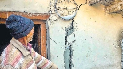 Amid Joshimath crisis, cracks appear on houses in Uttarakhand's Karnaprayag. (PTI)