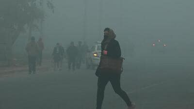 At NH 48 in New Delhi on Tuesday. Experts say for the current spell, a similar meteorological phenomenon as then is to blame: thermal inversion. (Vipin Kumar/HT Photo)