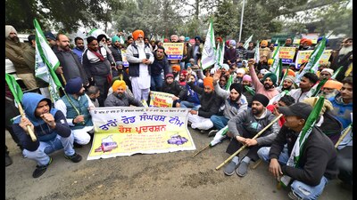 BKU members with area residents of Rahon road staged protest at the DC office for the non-construction of Rahon road in Ludhiana on Tuesday. (Gurpreet Singh/HT)