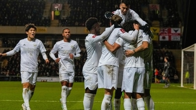 Arsenal players celebrate after their teammate Mohamed Elneny scored his side's first goal during the English FA Cup soccer match between Arsenal and Oxford United (AP)