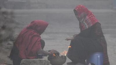 Gurugram, India-January 10, 2023: Women sitting around a bonfire to protect themselves from winter on a cold foggy morning at sector-11, in Gurugram, India, on Tuesday, 10 January 2023. (Photo by Parveen Kumar/Hindustan Times) Gurugram, India-January 10, 2023: Women sitting around a bonfire to protect themselves from winter on a cold foggy morning at sector-11, in Gurugram, India, on Tuesday, 10 January 2023. (Photo by Parveen Kumar/Hindustan Times)
