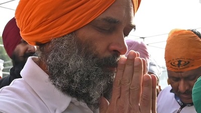 Rahul Gandhi was seen sporting a turban and offering prayers at the sanctum sanctorum of the Golden Temple. (AFP) Rahul Gandhi was seen sporting a turban and offering prayers at the sanctum sanctorum of the Golden Temple. (AFP)