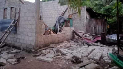 This handout picture taken and released on January 10, 2023 by BNPB (National Disaster Management Agency) shows a damaged house after a 7.6-magnitude earthquake hit deep under the ocean off Indonesia and East Timor, in the Tanimbar islands in Maluku. (Photo by Handout / BNPB / AFP) / RESTRICTED TO EDITORIAL USE - MANDATORY CREDIT "AFP PHOTO / BNPB (National Disaster Management Agency)" - NO MARKETING - NO ADVERTISING CAMPAIGNS - DISTRIBUTED AS A SERVICE TO CLIENTS (AFP) This handout picture taken and released on January 10, 2023 by BNPB (National Disaster Management Agency) shows a damaged house after a 7.6-magnitude earthquake hit deep under the ocean off Indonesia and East Timor, in the Tanimbar islands in Maluku. (Photo by Handout / BNPB / AFP) / RESTRICTED TO EDITORIAL USE - MANDATORY CREDIT "AFP PHOTO / BNPB (National Disaster Management Agency)" - NO MARKETING - NO ADVERTISING CAMPAIGNS - DISTRIBUTED AS A SERVICE TO CLIENTS (AFP)