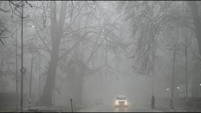 The night temperature continued to improve for the second day, climbing to 1.8°C in Srinagar (3.7 degrees above normal) and 6.6°C in Jammu against 5.2°C the previous night. (Waseem Andrabi /HT)