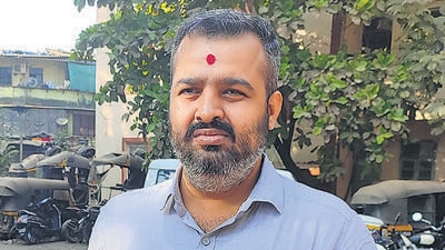 The police said the contractor, Surajpratap Singh Deora, has named two suspects — Sameer Sawant and Ganesh Chuggal — who work for his business rivals. He also claimed that the attack is a fallout of a dispute over a contract worth ₹45 crore — to develop footpaths and gutters from Bandra to Dahisar. (HT PHOTO) The police said the contractor, Surajpratap Singh Deora, has named two suspects — Sameer Sawant and Ganesh Chuggal — who work for his business rivals. He also claimed that the attack is a fallout of a dispute over a contract worth ₹45 crore — to develop footpaths and gutters from Bandra to Dahisar. (HT PHOTO)